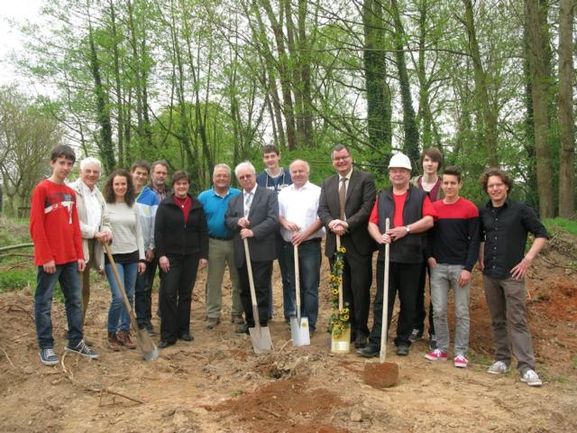 Schüler der Kanu-AG, deren ehemalige und aktuelle Leiter, Elternvertreterin Petra Krumm, Siegfried Brand (Rohbauarbeiten), Schulleiter Günter Krug, Dieter Ehret ( Statik) Bürgermeister Guderjan und Herbert Schillinger (Bauleitung)